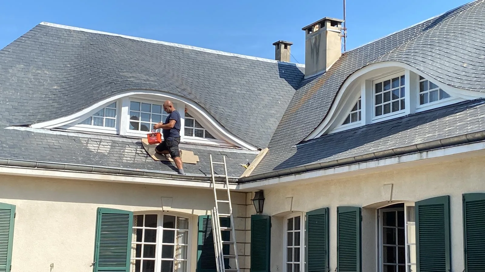 Réalisation : Restauration de lucarnes sur toiture en ardoise — Toiture ardoise