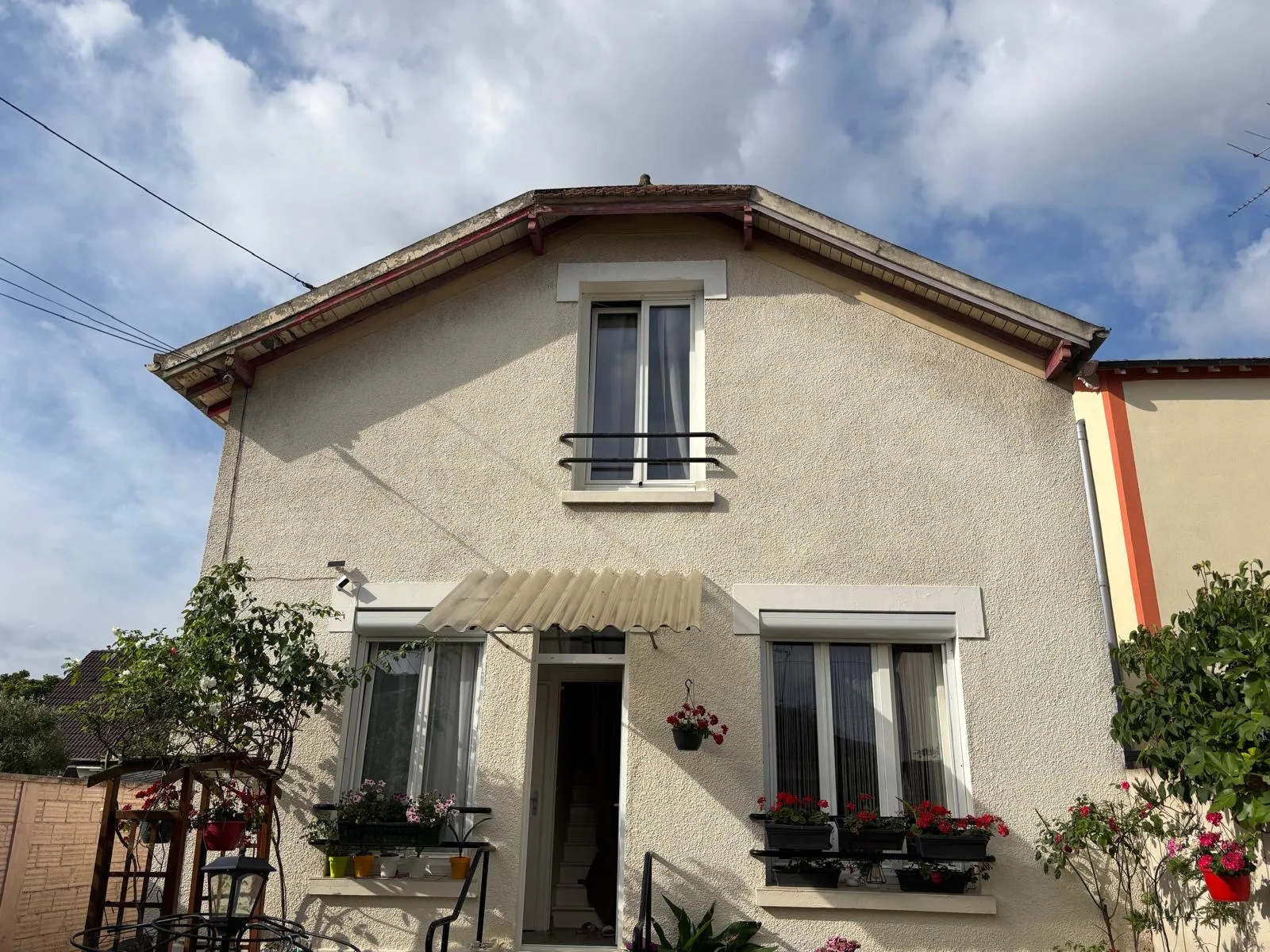 Réalisation : Ravalement de façade maison individuelle avec décoration florale — Façade