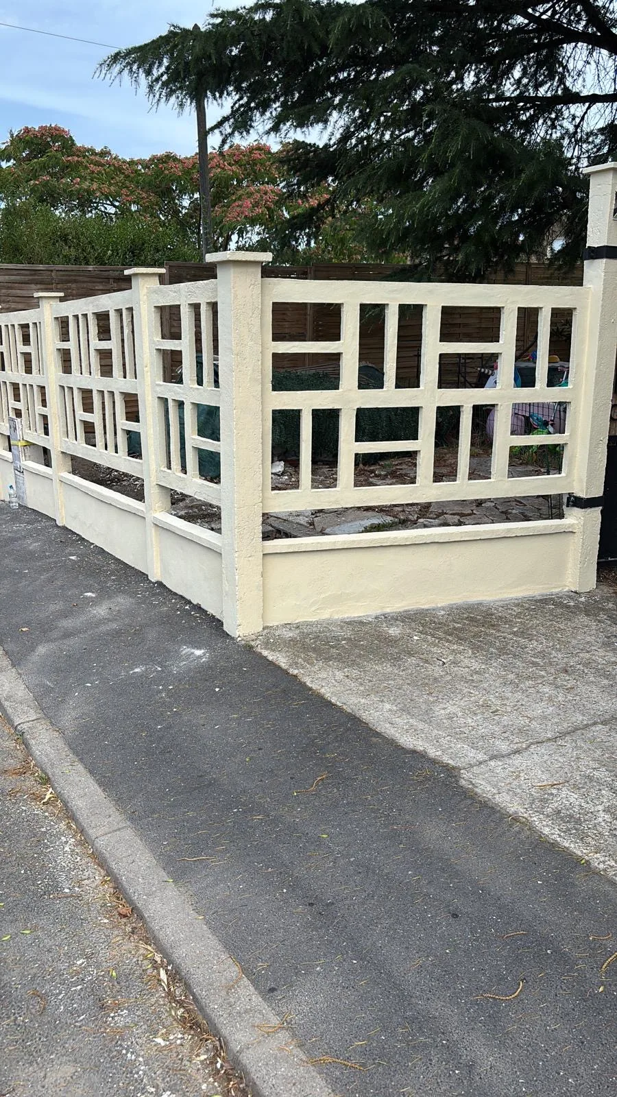 Réalisation : Peinture de clôture béton en blanc cassé — Peinture extérieure