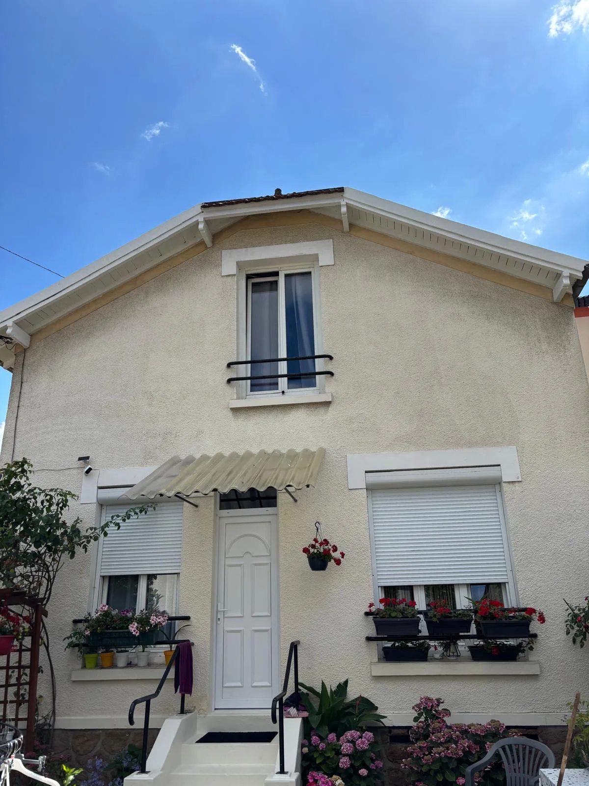 Réalisation : Ravalement de façade enduit avec volets roulants et jardinières fleuries — Façade