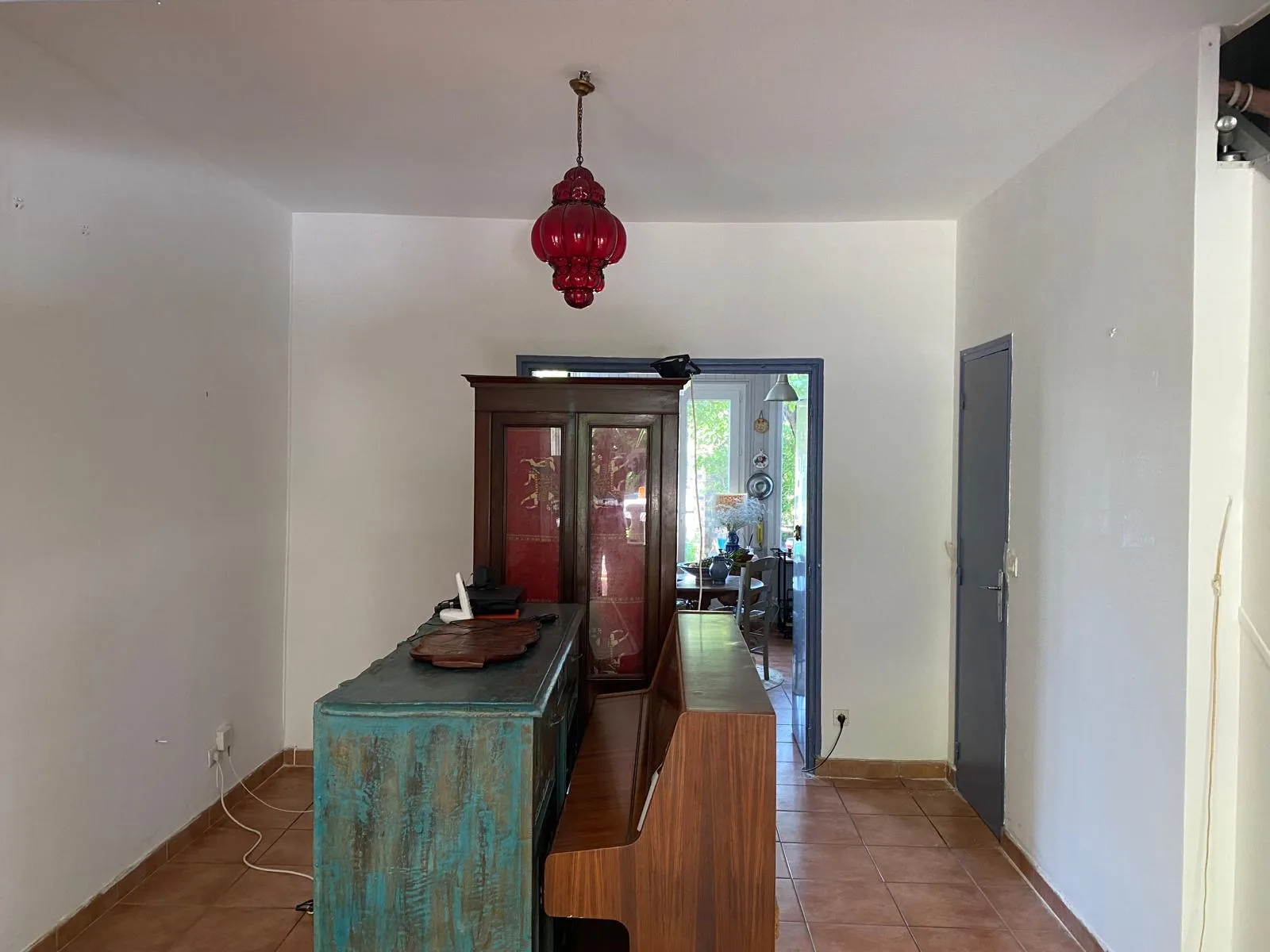 Réalisation : Rénovation intérieure peinture murs blancs avec éclairage suspendu rouge — Peinture intérieure